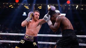 Canelo Álvarez venció a Jermell Charlo por decisión unánime
