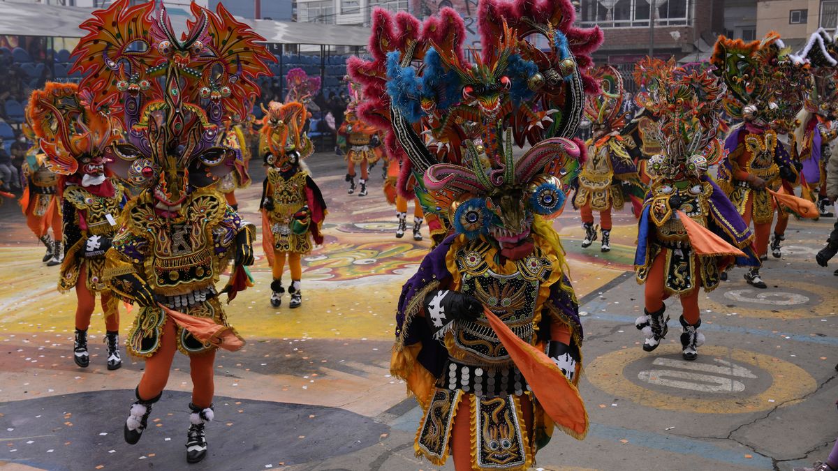 Vuelve el carnaval en Bolivia tras suspensión por pandemia