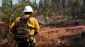 Gigantesco incendio forestal se propaga ferozmente en California