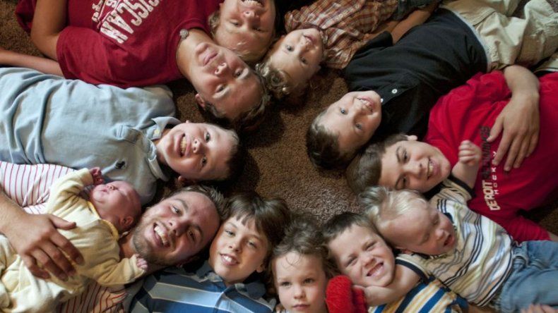 ¿Niño o niña? Familia con 12 hijos sabrá pronto sexo de 13ro