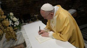 El papa firma en el santuario de Loreto la exhortación dedicada a los jóvenes