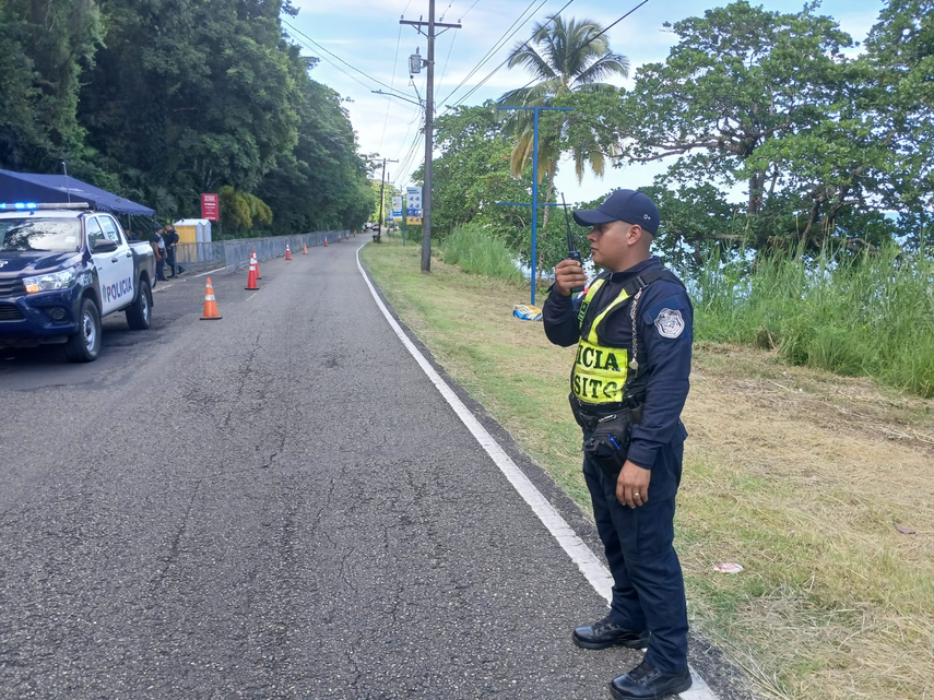 Unidades de la Policía Nacional resguardan peregrinación del Cristo Negro de Portobelo 2025.