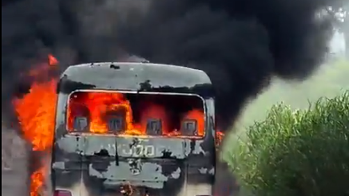 Bus con 27 pasajeros se incendia en el puente Giral de Colón Bus con 27 pasajeros se incendia en el puente Giral de Colón