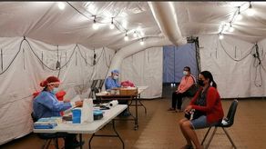 Las autoridades de salud continúan haciendo pruebas para detectar casos de COVID-19.