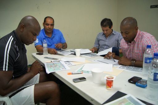 Técnico Javier Wanchope se reúne con su cuerpo técnico