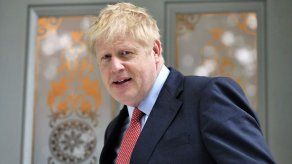 Rivales británicos de Boris Johnson tratan de alcanzarlo