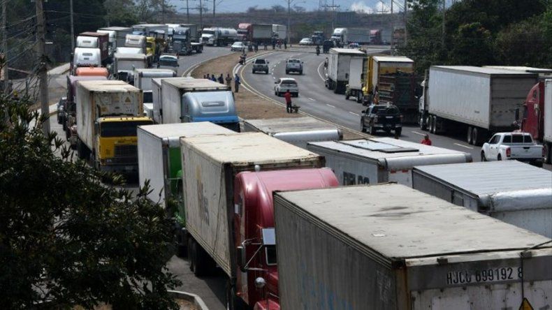 Transportistas protestan por aumento al peaje en Honduras