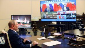 El presidente de Rusia, Vladimir Putin, conversa con su homólogo de China, Xi Jinping.