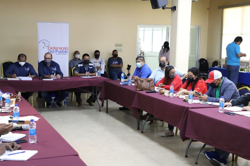 La Defensoría del Pueblo presentó el informe tras inspeccionar y verificar las carencias de más de 100 escuela a las que visitó.