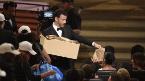 Jimmy Kimmel reparte sándwiches en la ceremonia de los Emmy