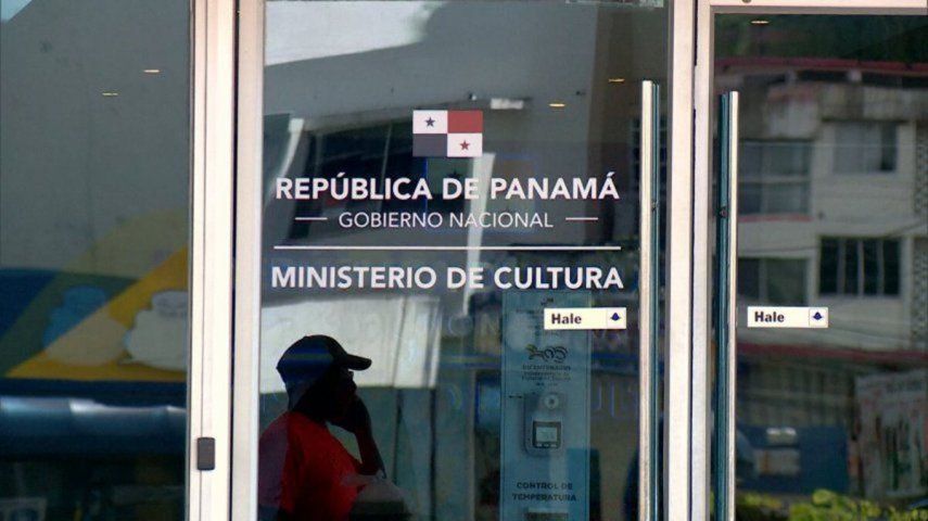 Realizan protesta en el Ministerio de Cultura.