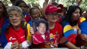 Chavistas oran unidos por la salud de Chávez