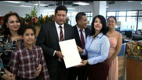 Diputado Arrocha y representante Batista reciben credenciales