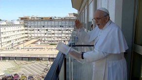 El papa Francisco saluda a los fieles desde su balcón del hospital El papa Francisco saluda a los fieles desde su balcón del hospital