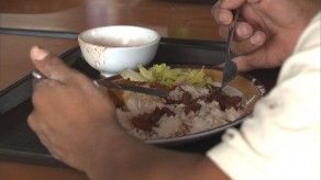 Riesgos de ingerir alimentos sin control en la calle