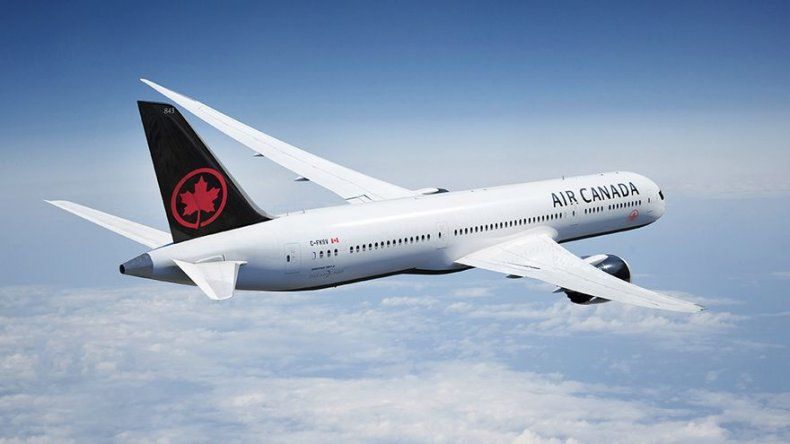 Dejan olvidada a pasajera dormida en avión de Air Canada
