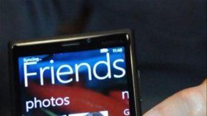 Microsoft convierte en personal pugna por mercado del smartphone