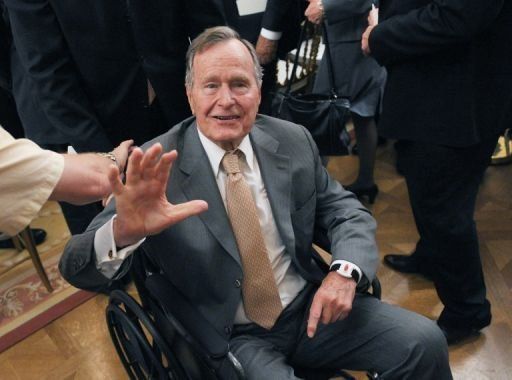 La salud de George Bush padre mejora pero seguirá hospitalizado