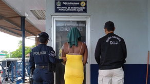 Unidades de la Policía Nacional junto a la mujer aprehendida. Unidades de la Policía Nacional junto a la mujer aprehendida.