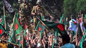 La primera ministra de Bangladés huye del país y los militares anuncian gobierno interino.