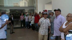 Jubilados protestan en el MEF