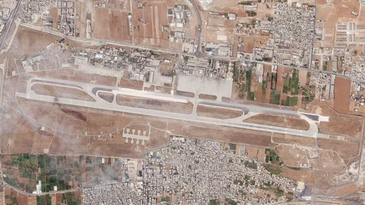 Al sur de la pista dañada, cerca del lado militar del aeropuerto, se veían los escombros tras otro ataque a una estructura que en imágenes satelitales anteriores parecía contener equipo de radio o de navegación.