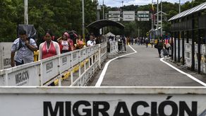 Venezolanos caminan sobre el puente internacional Simón Bolívar, que conecta Venezuela y Colombia.