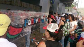 El Kolectivo vuelve a pintar mural en honor a mártires