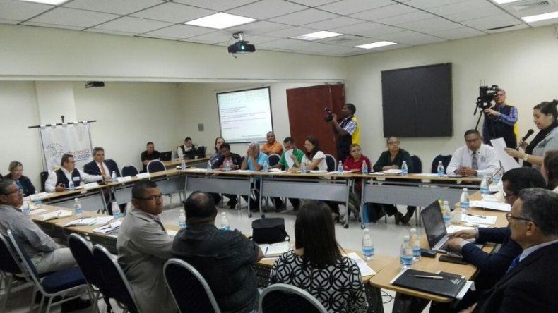Meduca se reúne con gremios magisteriales en la Defensoría del Pueblo