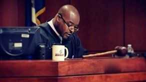 Juez de EEUU acepta suspensión tras comentarios raciales