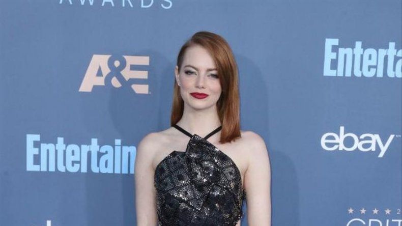 Emma Stone aún encuentra muy relajante y adictivo chuparse el dedo
