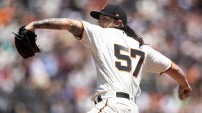 Gigantes ganan a Filis en el 1er triunfo de Dereck Rodríguez