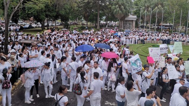 Estudiantes de Facultad de Medicina de la UP marchan para exigir construcción de nuevo edificio