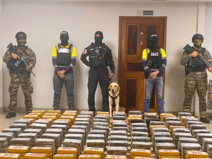 La Oficina de Asuntos Internacionales de Narcóticos de EE. UU. destaca el decomiso de cocaína en Colón.