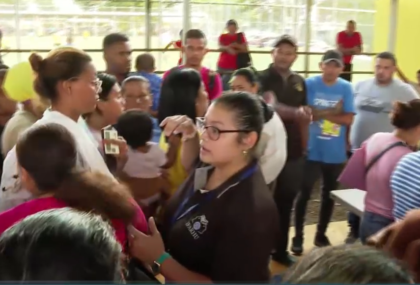 Entrega de cheques por pago del PASE-U en La Chorrera