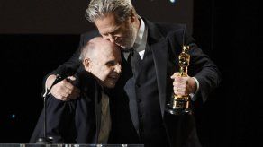 Fuera de cámaras entregan Oscar a la trayectoria