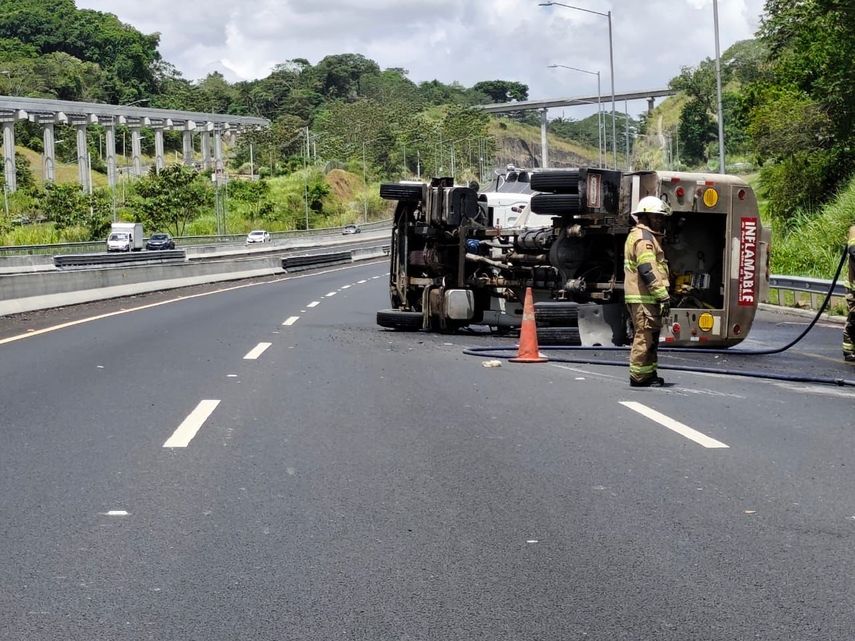 Vuelco de vehículo con diésel en Arraiján