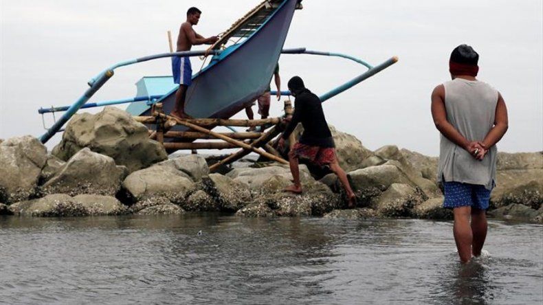 Tres muertos y miles de evacuados por una tormenta tropical en Filipinas