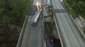 Cabezal de camión articulado cae del puente sobre el río Pedro Miguel en la Vía Centenario