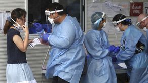 Nueva Gales del Sur reportó 38.625 nuevos casos, lo que llevó a su primer ministro, Dominic Perrottet, a anunciar restricciones como la prohibición de bailar y cantar en pubs y clubes de ocio nocturno.