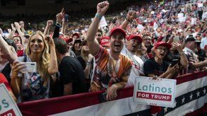 Critican a mexicanos por acudir a un mitin de Trump