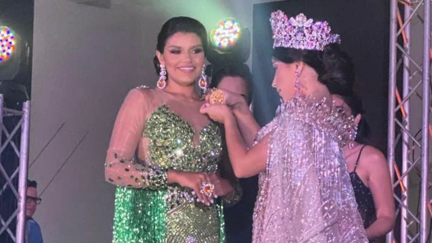 Alexandra castillo de bello coloca el broche sobre su sucesora como reina de Calle Arriba de Las Tablas 2024