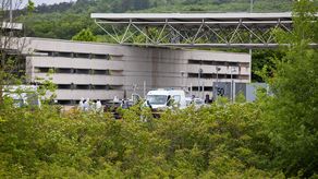 Una gran operación policial busca a los asesinos de dos agentes penitenciarios franceses.