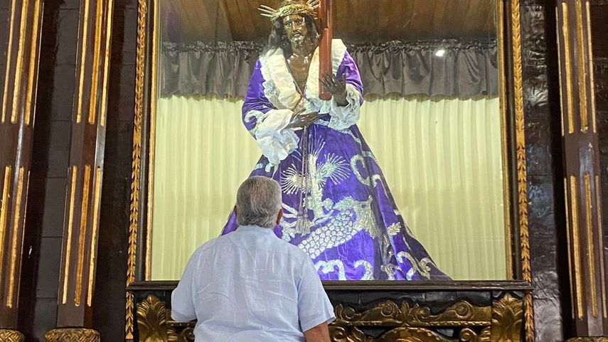 Presidente Mulino reza al Cristo Negro de Portobelo