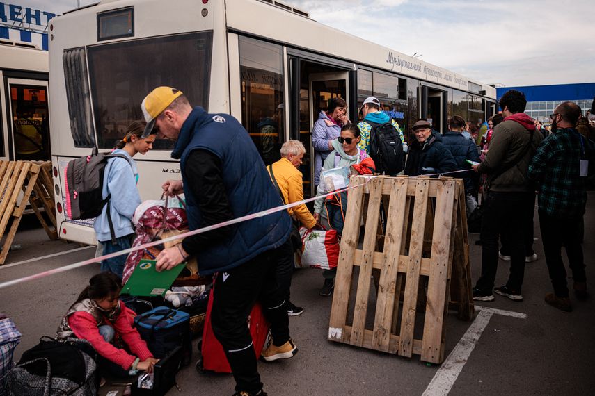 Las personas evacuadas de la planta Azovstal de Mariupol llegan en autobuses a un área de registro y procesamiento para desplazados internos en Zaporizhzhia.