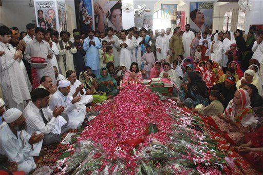 Pakistán perdonará a reos de muerte en honor de Bhutto
