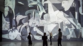 El Guernica de Picasso celebra este viernes el 40 aniversario de su llegada a España con un viaje al festival Ars Electronica de Austria, donde ha sido proyectado con láser en un gigantesco espacio de tres dimensiones, en definición 8K.