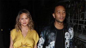 La última hazaña de Chrissy Teigen a bordo de un avión