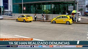 Usuarios se quejan que taxistas buscan pasajeros en sitios no permitidos