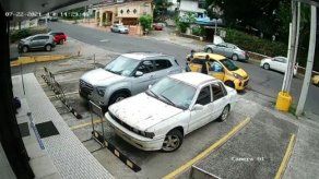 Momento en el que los asaltantes abordan el taxi en el que huyeron.